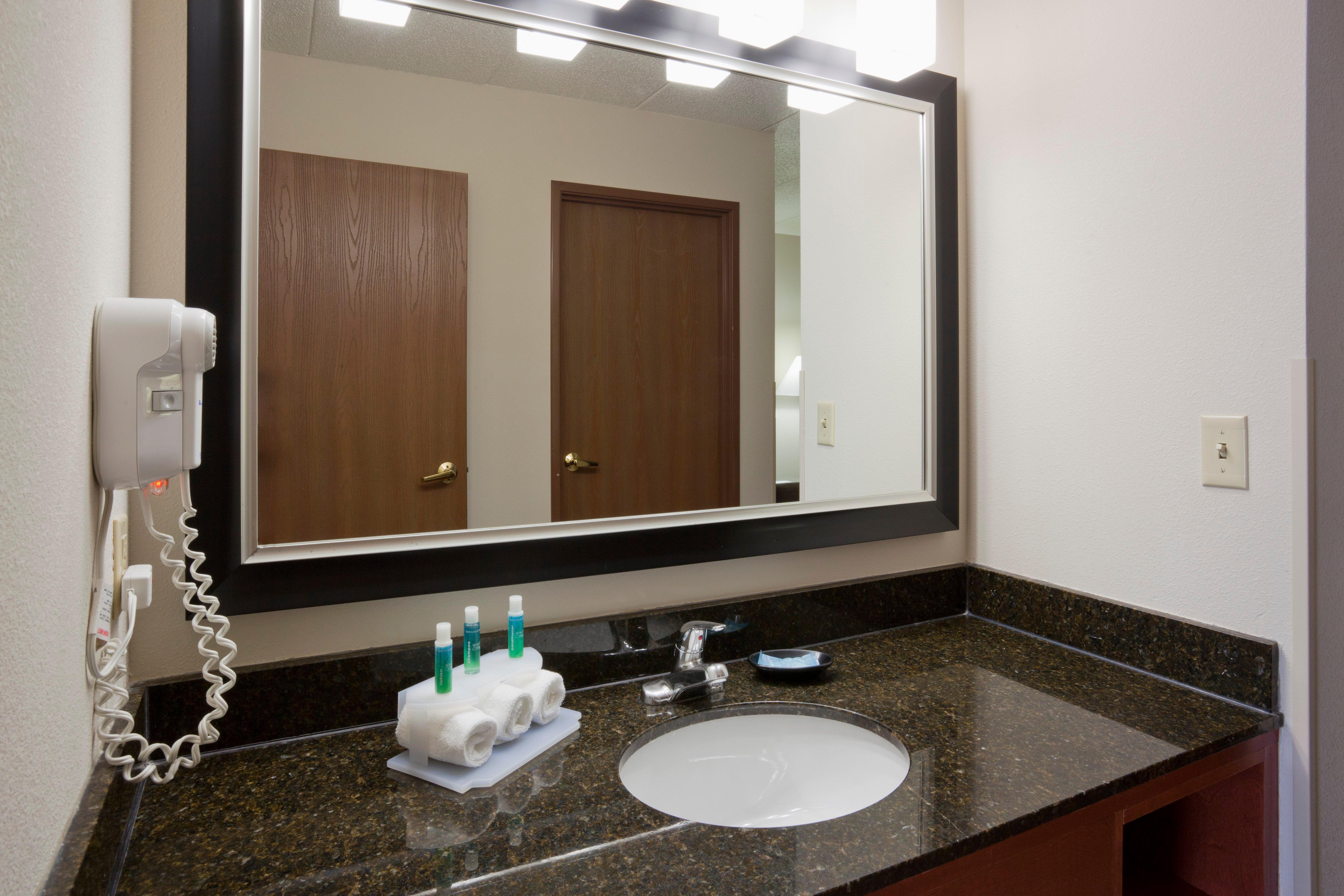 Holiday Inn Express & Suites Bloomington West By Ihg Exterior foto